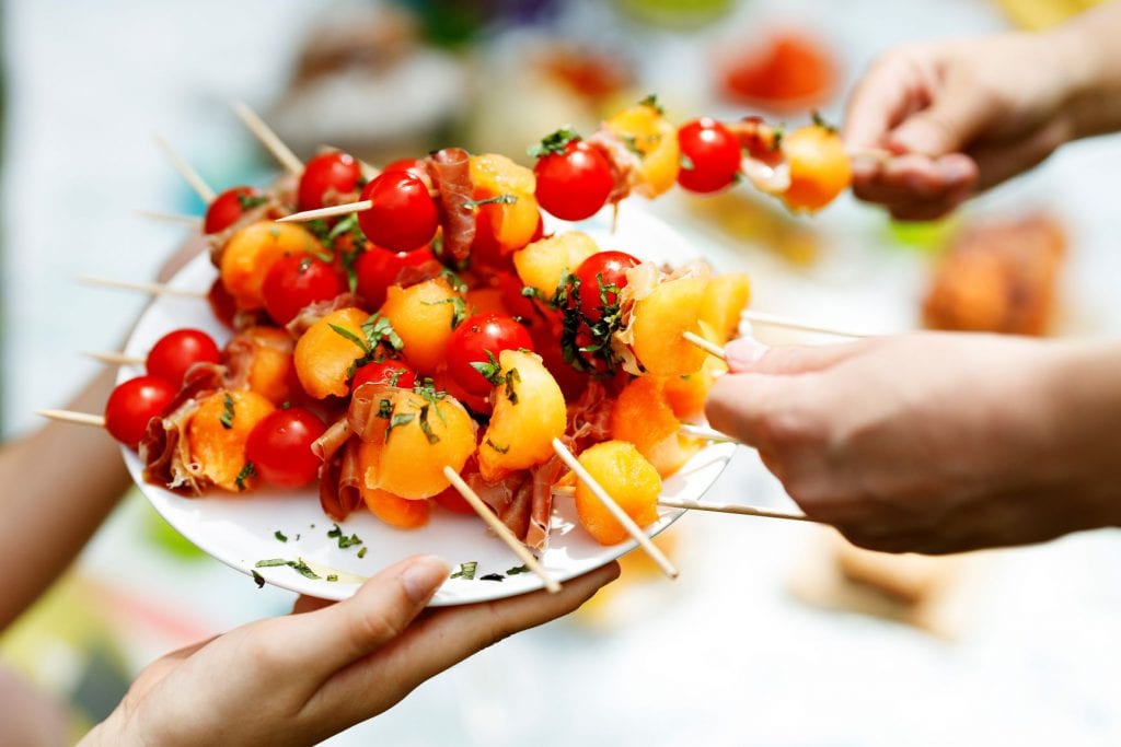 Brochettes melon, tomates et jambon cru