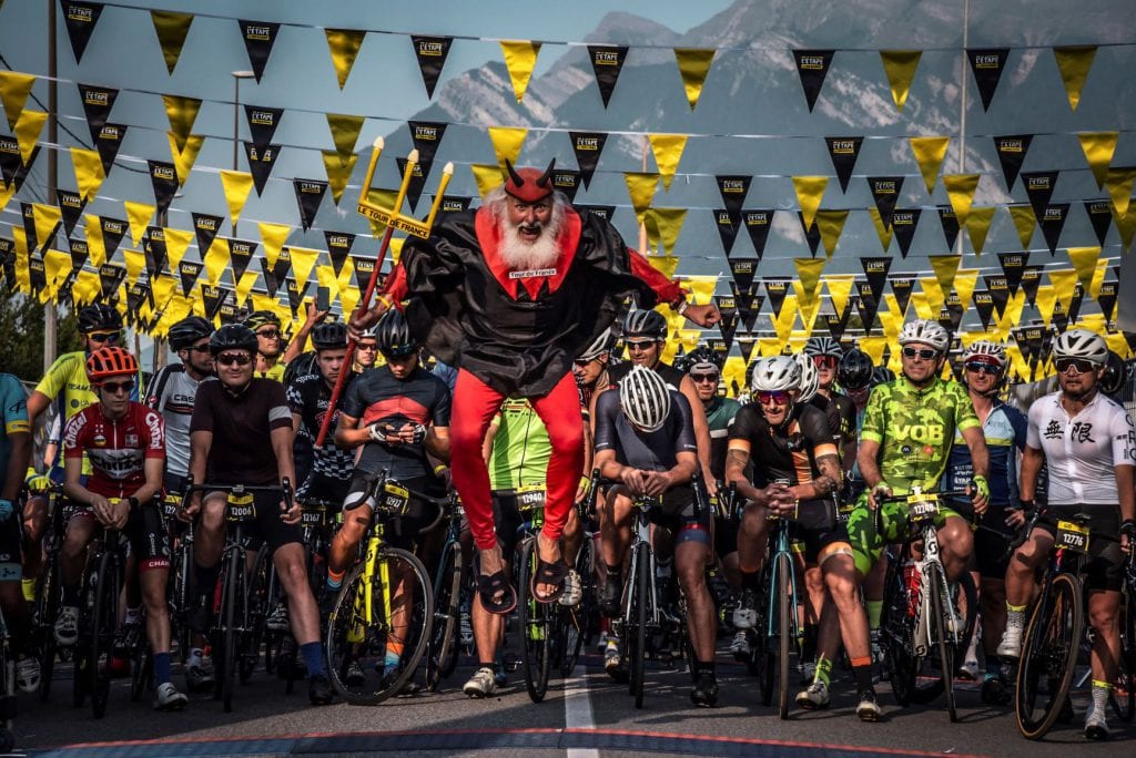El Diablo et les concurrents au départ du Tour