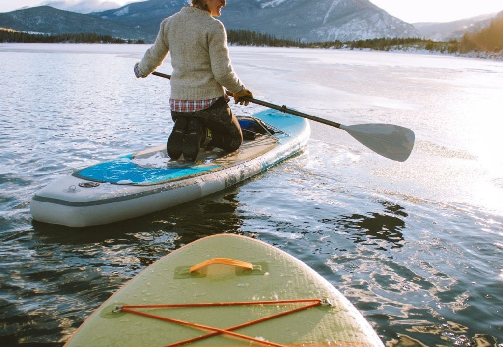 Faire du paddle à genou