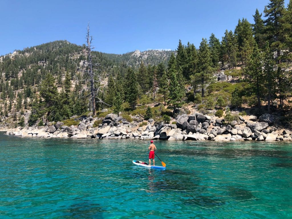 Paddle sur lac en bordure de forêt