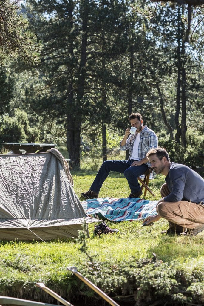 2 hommes font du bivouac