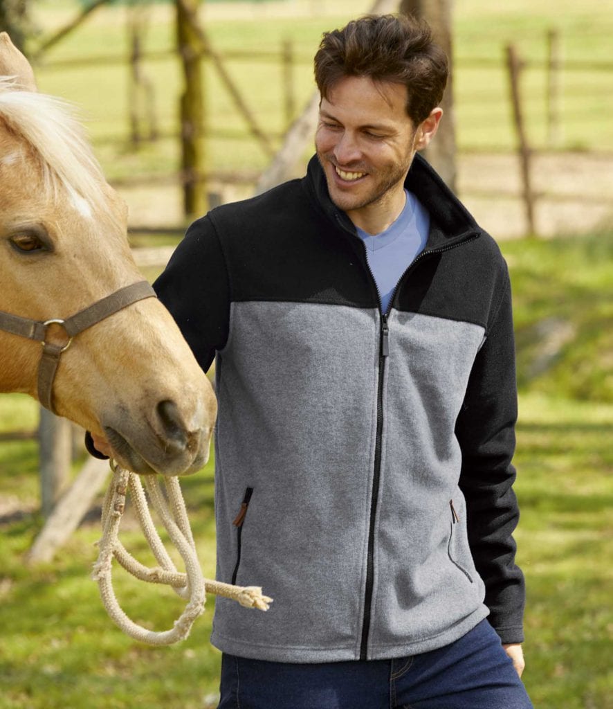Un homme se balade avec un cheval