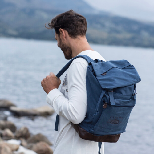Un homme est de dos portant un sac à dos