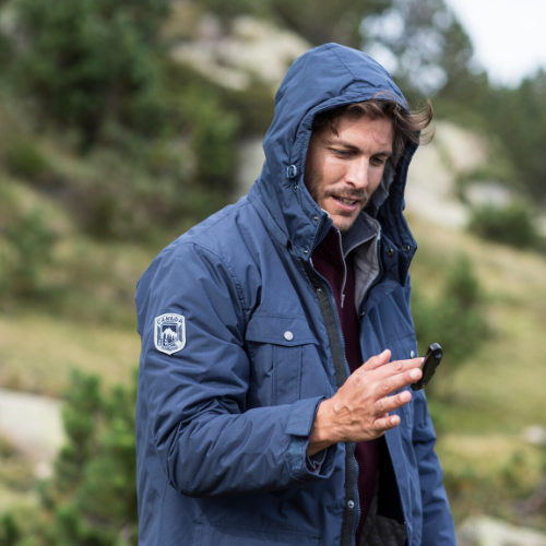Un homme porte une parka bleu