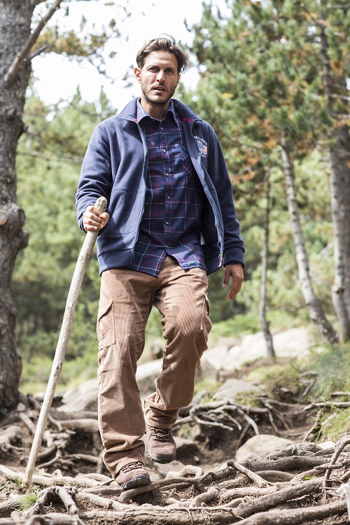 Un homme marche en forêt