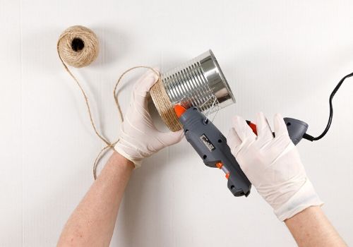 Décorer des boîtes de conserve