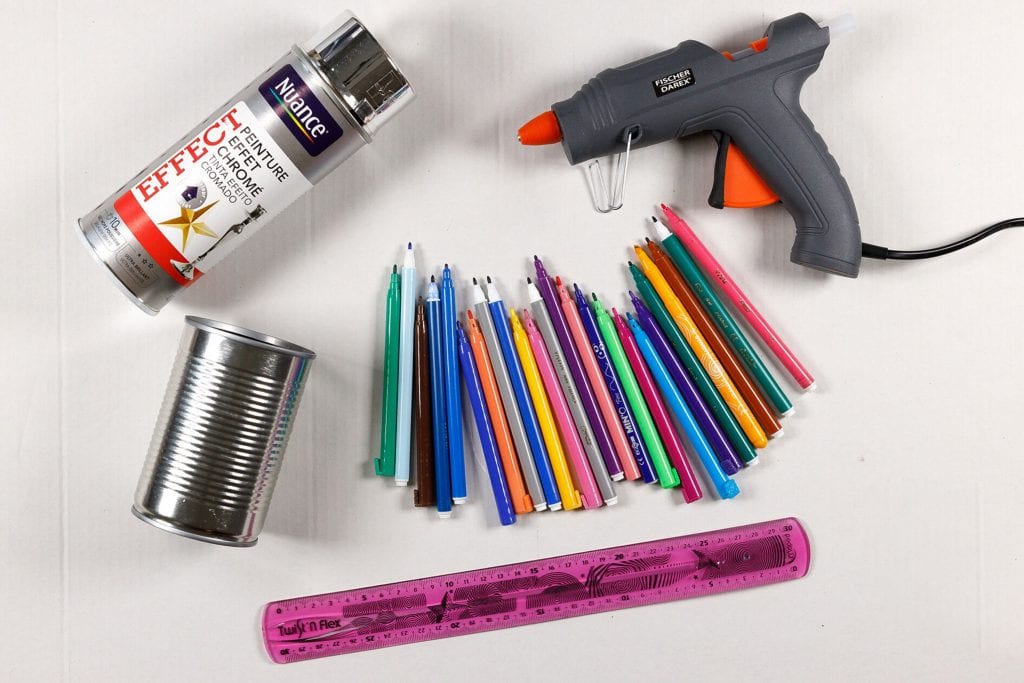Décorer des boîtes de conserve