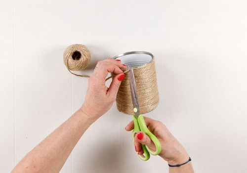 Décorer des boîtes de conserve