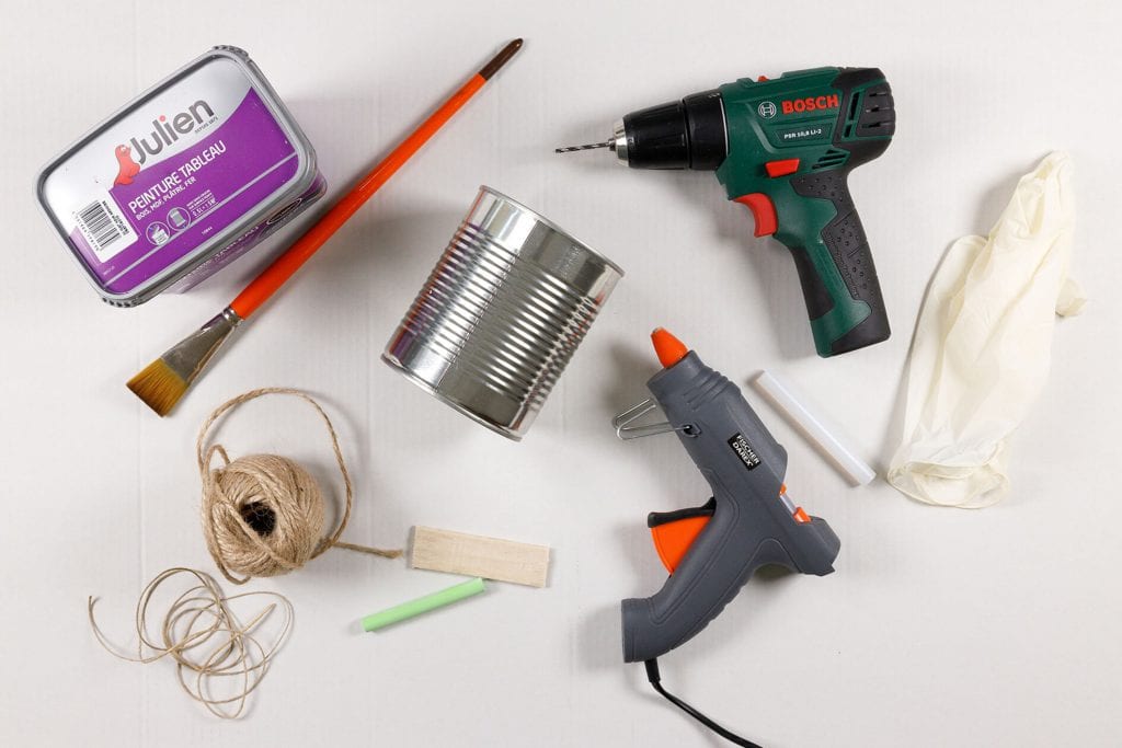 Décorer des boîtes de conserve