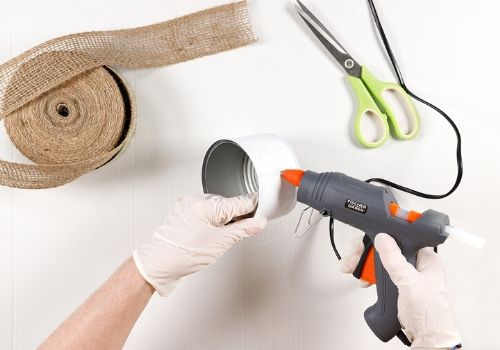 Décorer des boîtes de conserve