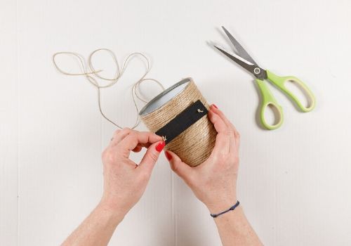 Décorer des boîtes de conserve