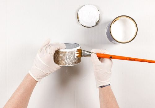 Décorer des boîtes de conserve