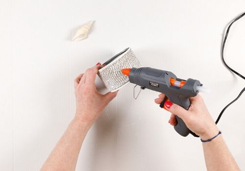 Décorer des boîtes de conserve