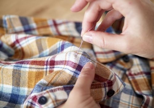 Réparer un accroc sur une chemise : astuces couture