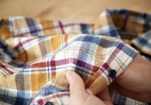 Réparer un accroc sur une chemise : astuces couture
