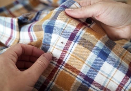 Réparer un accroc sur une chemise : astuces couture