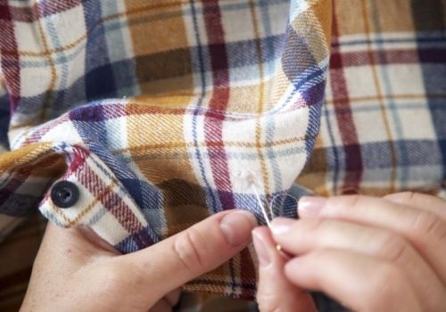 Réparer un accroc sur une chemise : astuces couture