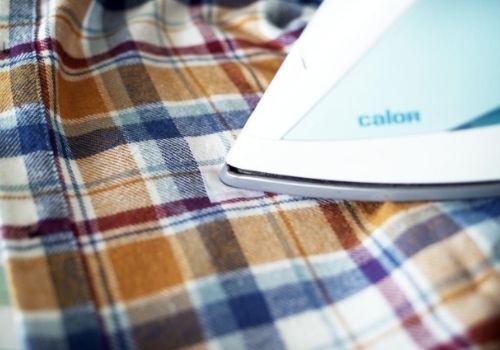 Réparer un accroc sur une chemise : astuces couture