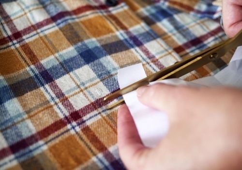 Réparer un accroc sur une chemise : astuces couture