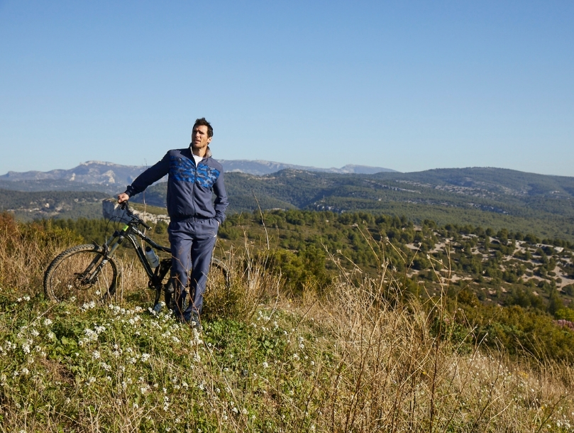 homme champs montagne vélo